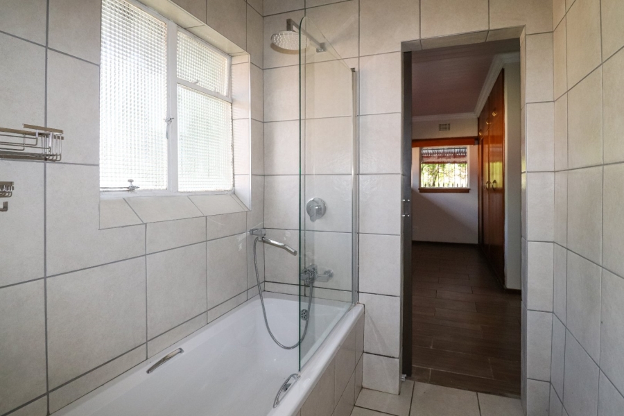 To Let 4 Bedroom Property for Rent in Flamwood North West